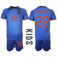 Nederländerna Denzel Dumfries #22 Bortadräkt Barn VM 2022 Kortärmad (+ Korta byxor)